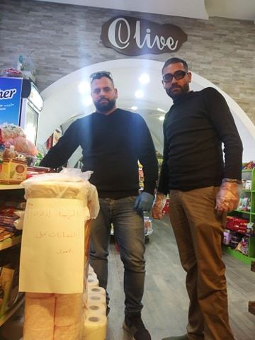 أوليف ماركت يطلب من المتسوقين استخدام الكفوف قبل التسوق